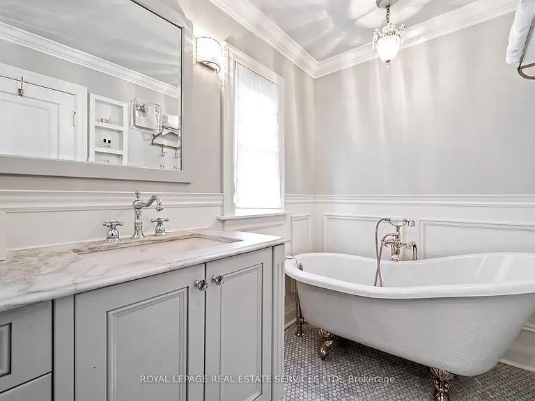 60 Thompson Ave — Photo 30