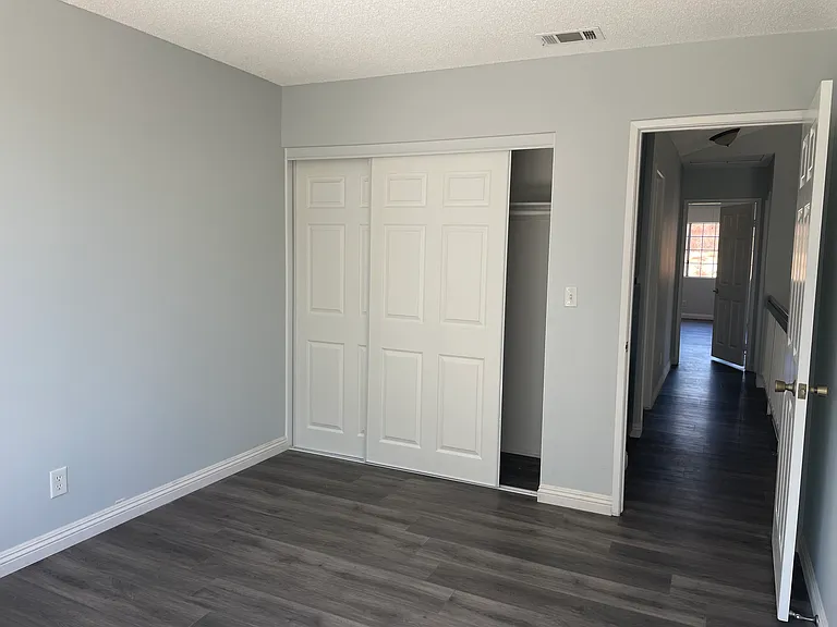 BR1 closet and hallway