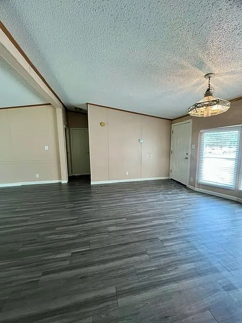 3 bed, 2.0 bath, 1800 sqft, $1,850 — Photo 2