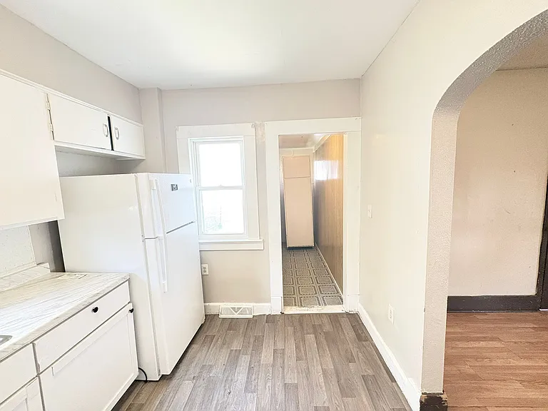 261 E Lake St — Photo 9