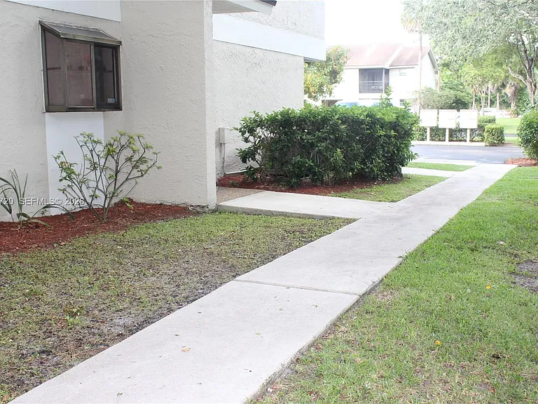 110 Gardens Dr #103 — Photo 2