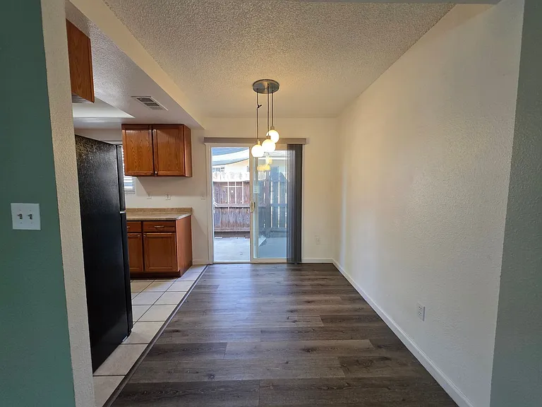 Gareth Ln - Triplex — Photo 8