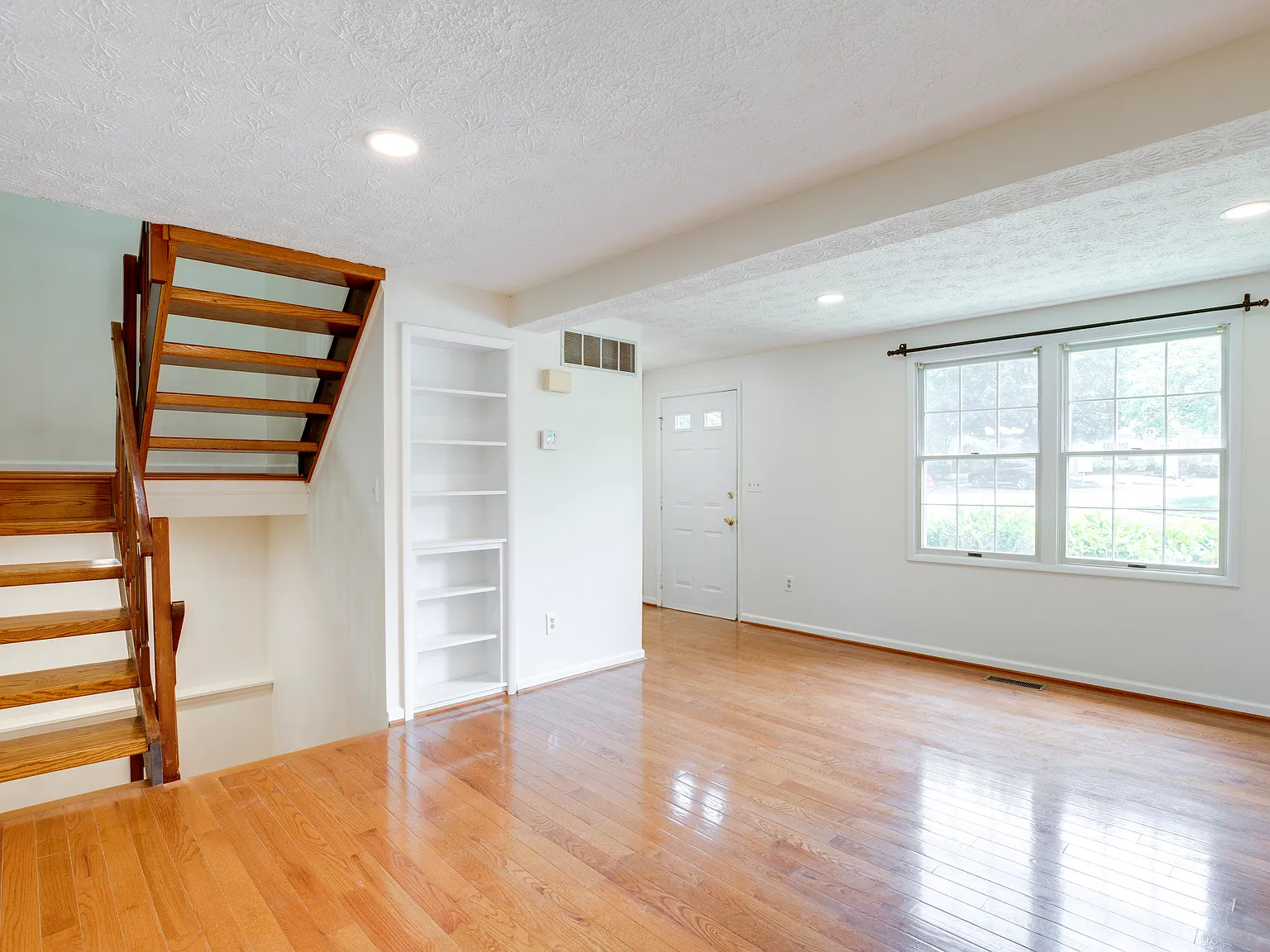 3 bed, 2.5 bath, 1220 sqft, $3,150 — Photo 4