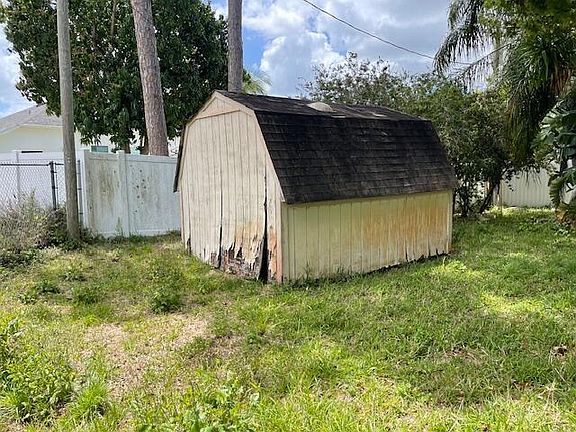 4th image of 570 LONDONDERRY Circle SE