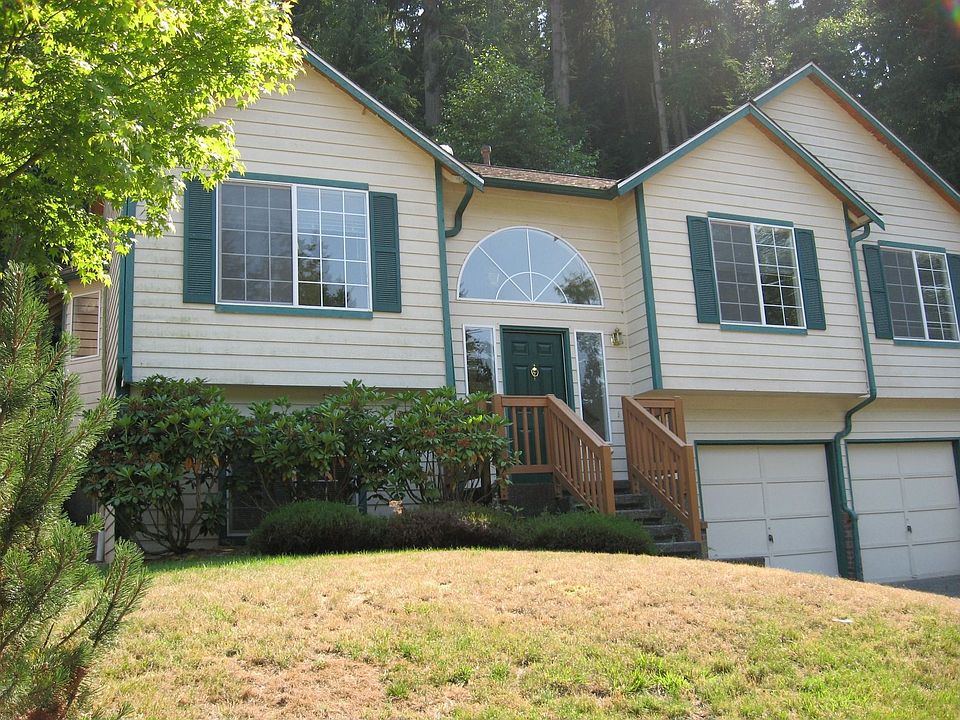 Wonderful 5 bedroom home on greenbelt near neighborhood beach!