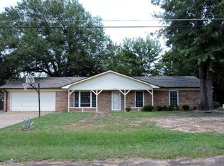 204 Springdale Dr, Palestine, TX 75803