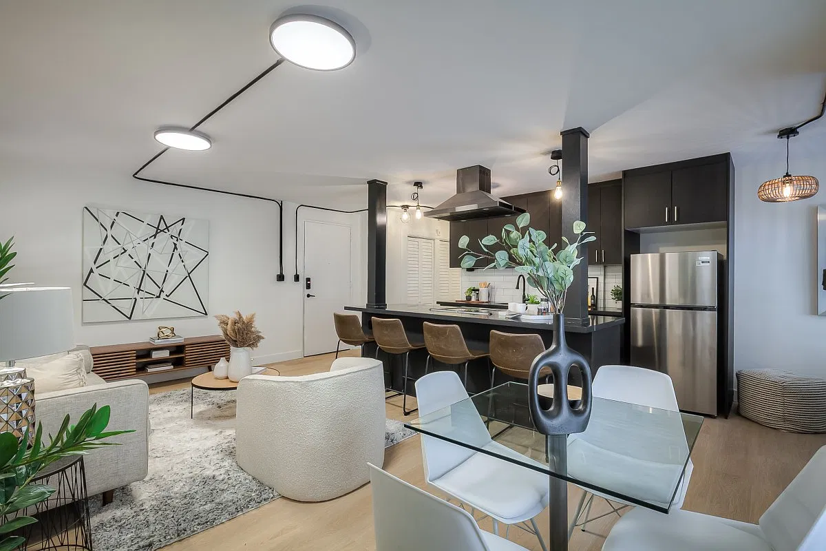 420 Eglinton Ave E — Photo 1