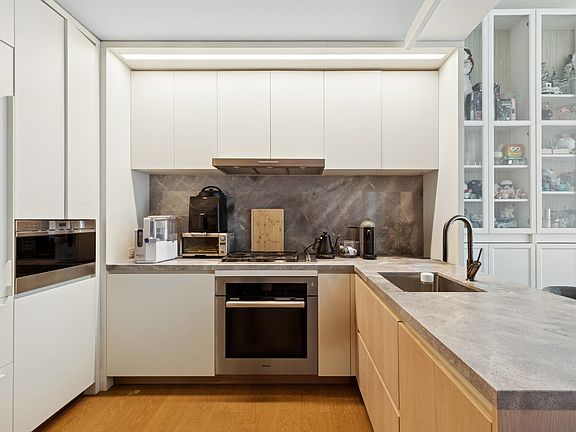 4th image of 77 Greenwich St APT 15D