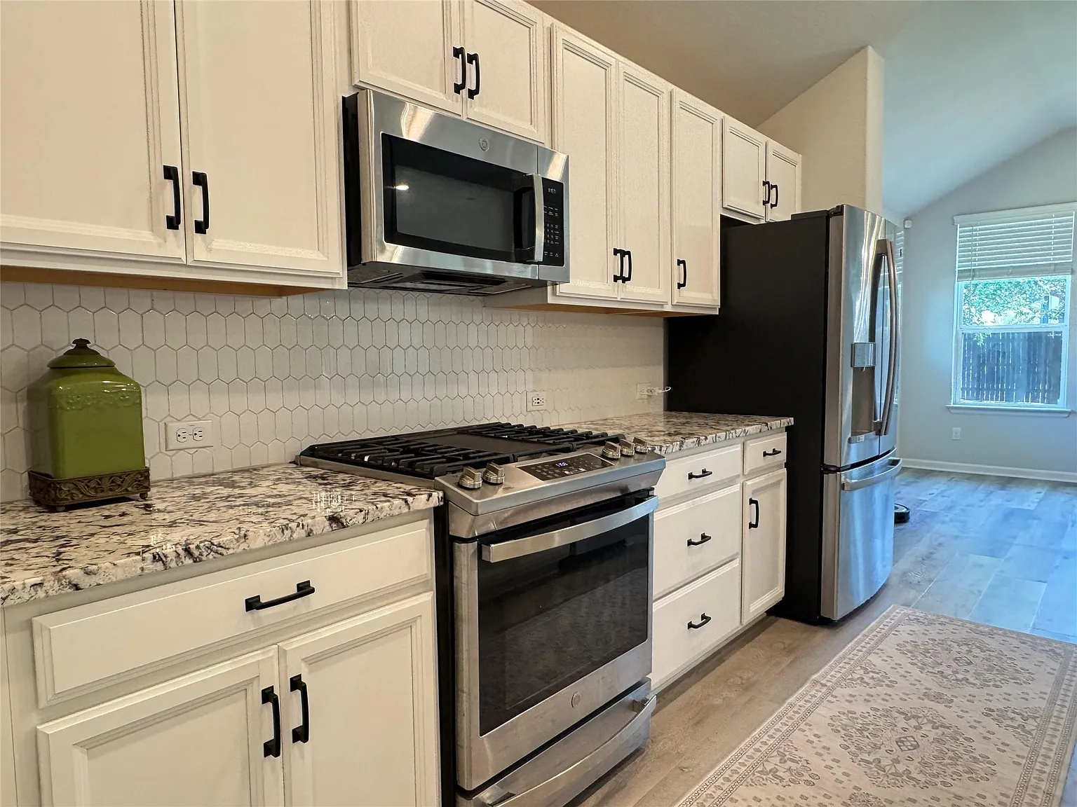 3 bed, 2.0 bath, 1941 sqft, $2,500 — Photo 4
