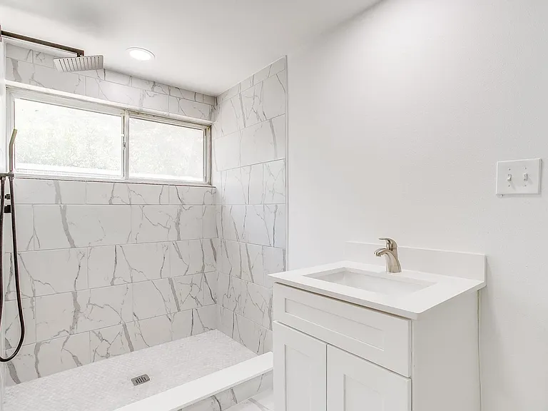 802 Sutton Ct — Photo 14