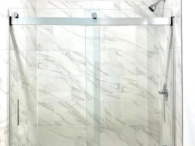 hallway 2 nd bath room bath tub with marble tile.