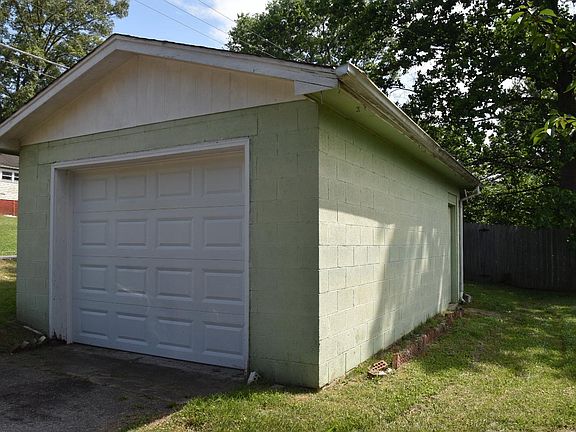 3rd image of 820 Oglewood Ave