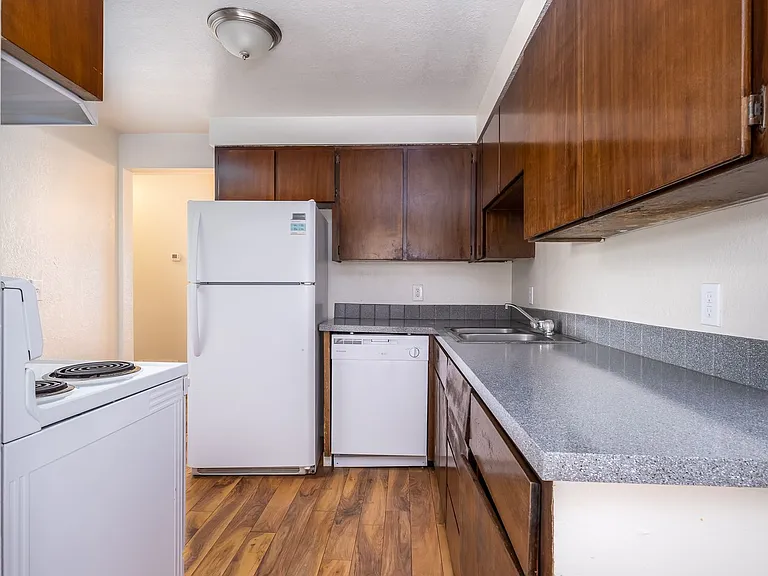 Marina Apartments — Photo 6