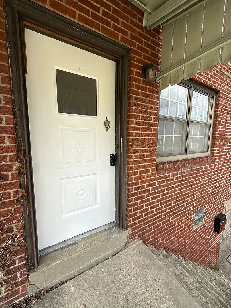 3 Bedroom Home in Port Vue! — Photo 2