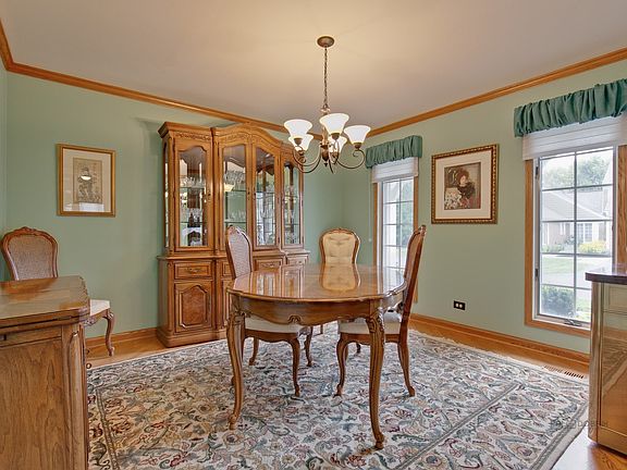 Gleaming hardwood floors. Can be used as a 1st floor den.