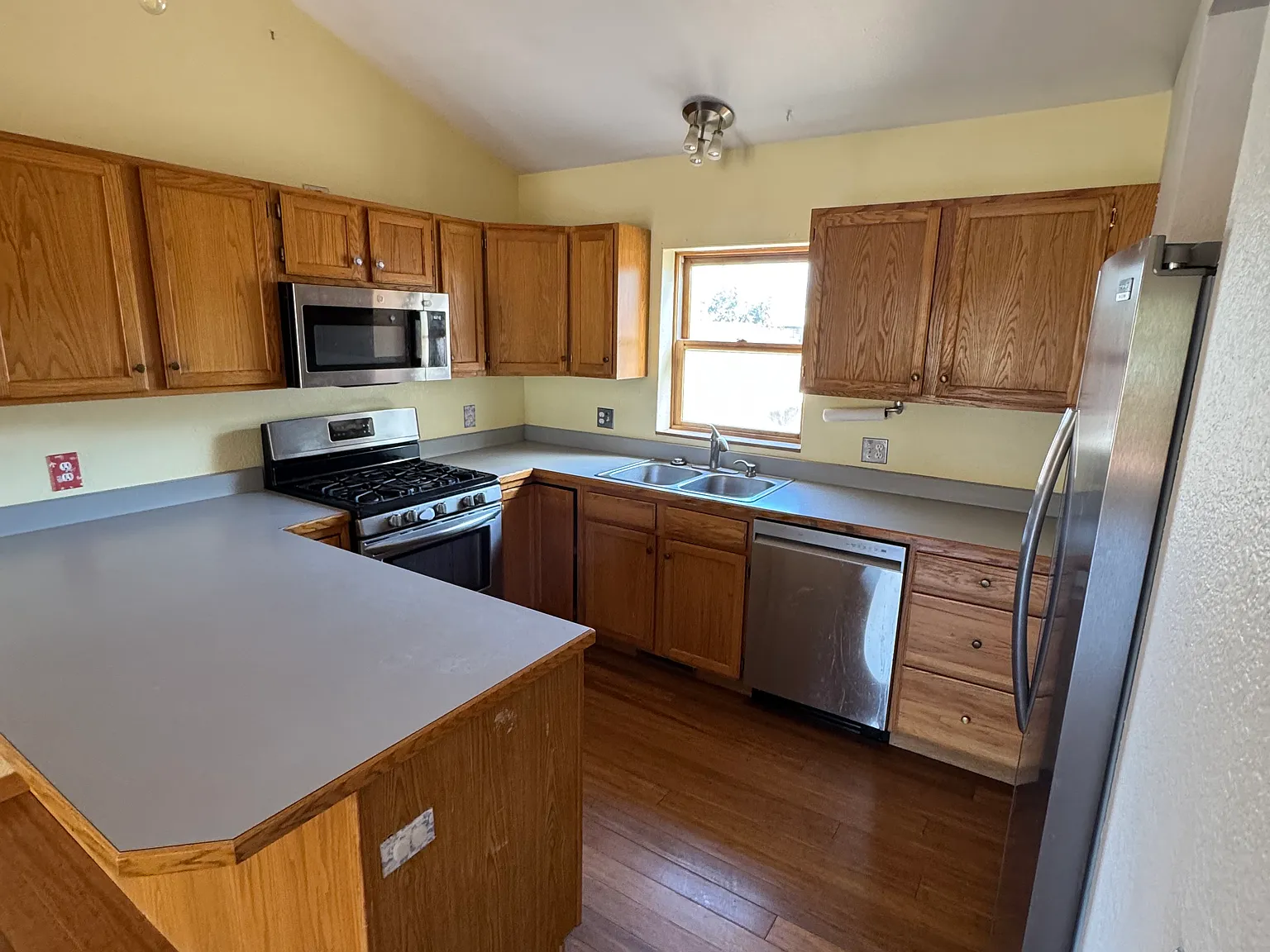 2 bed, 2.5 bath, 1200 sqft, $3,500 — Photo 4