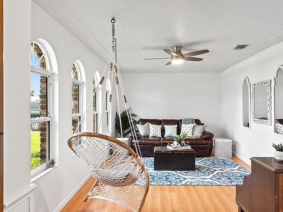 4th image of 220 Shore Ln