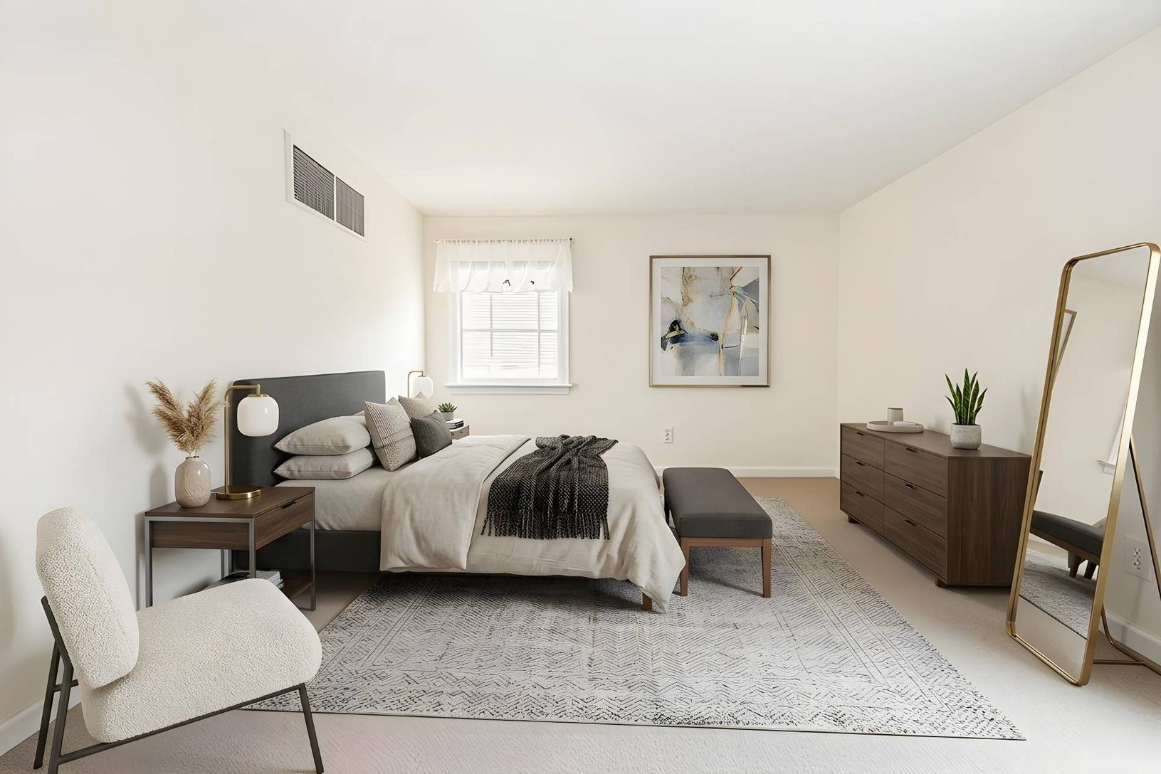 Guest bedroom 1 of 4