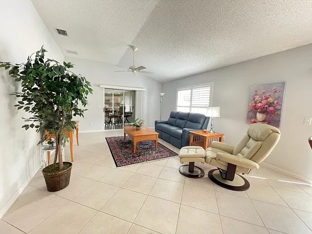 2909 Meadow Lawn Ln — Photo 5