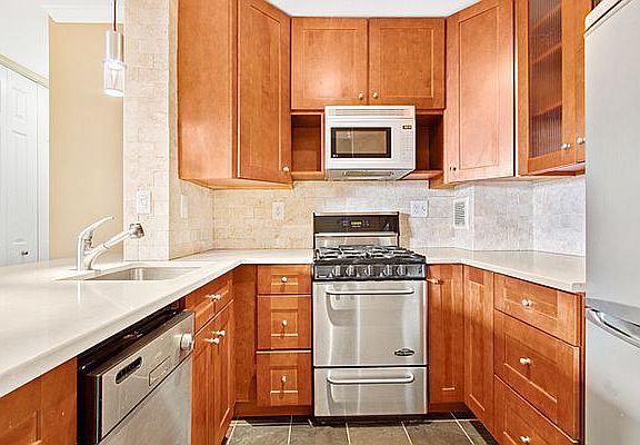 4th image of 165 Christopher St APT 5CC