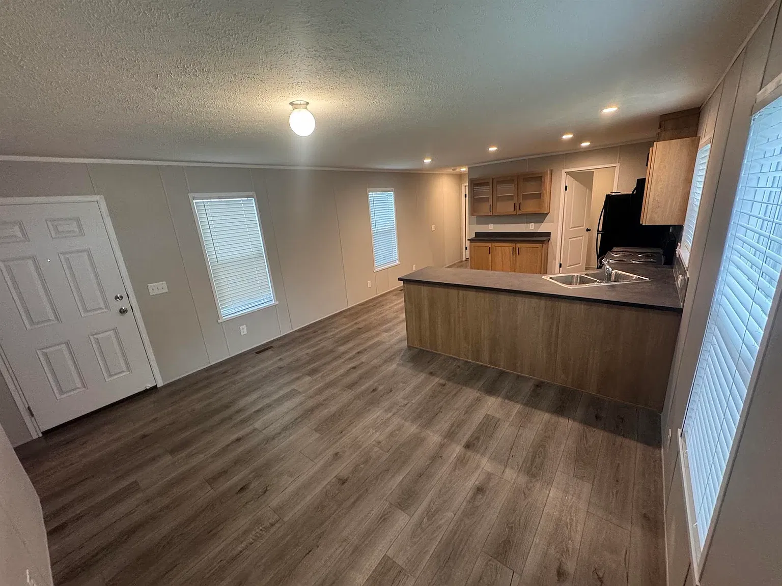 3 bed, 2.0 bath, 1088 sqft, $1,350 — Photo 2