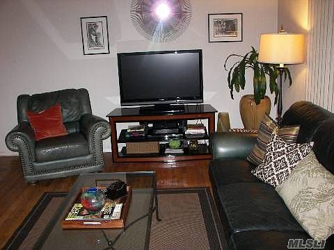 5th image of 931 Uniondale Ave