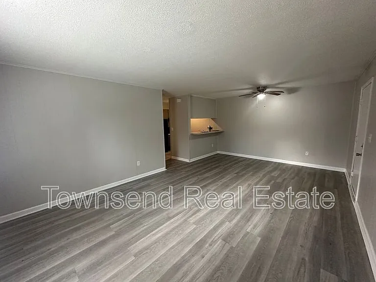 5853A Century Oaks Dr — Photo 2
