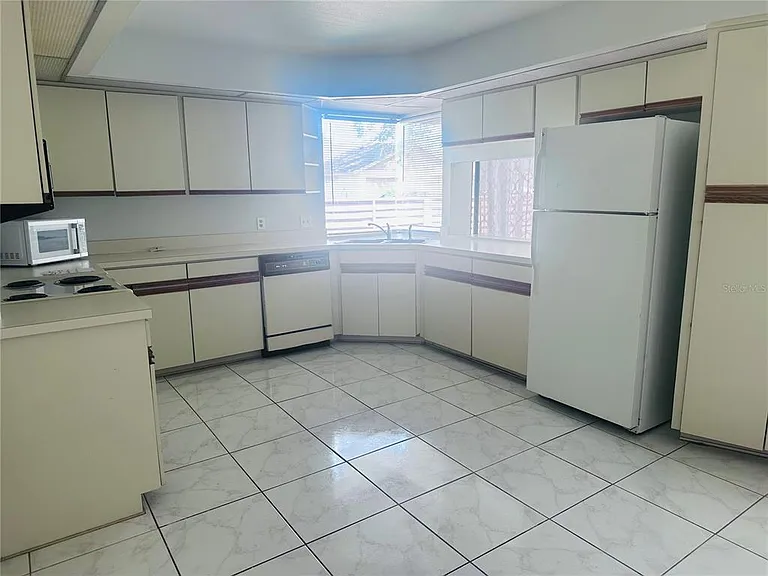 6256 Gardenview Ct — Photo 7