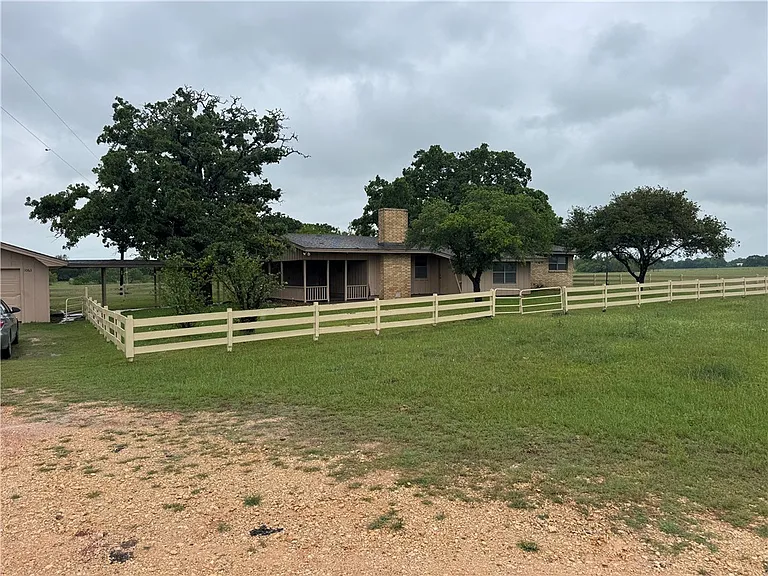 1063 Bowman Ln — Photo 1