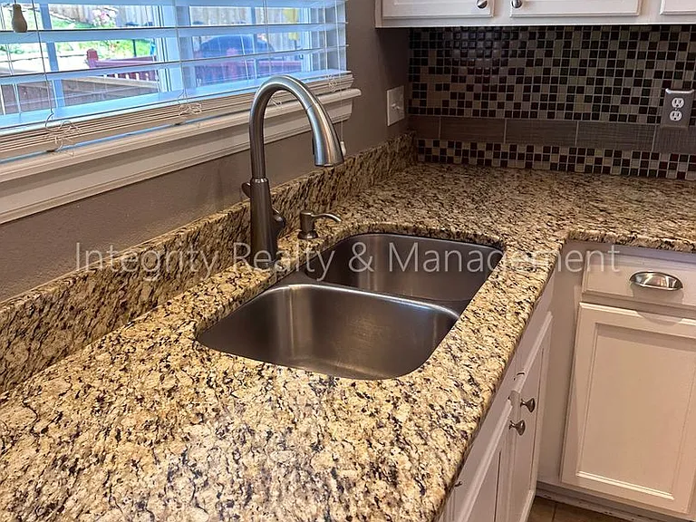 1041 Laurenwood Ln — Photo 16