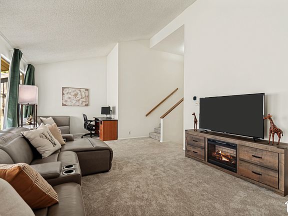 5th image of 2741 N Edgewood Dr