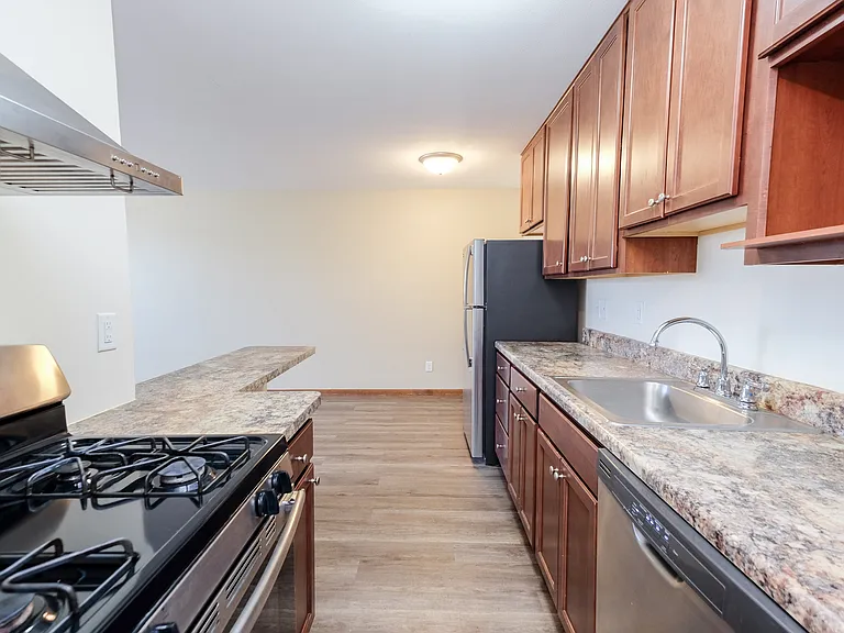 Queen Terrace Apartments — Photo 24