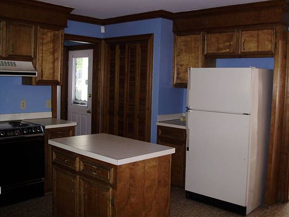 Kitchen w/ Island