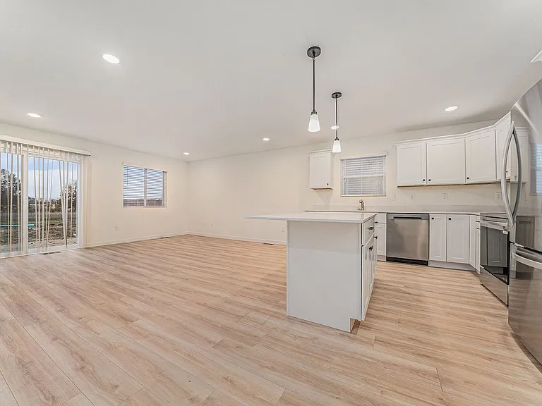112 Iris Ct — Photo 3