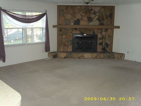 Large great room w/ fireplace