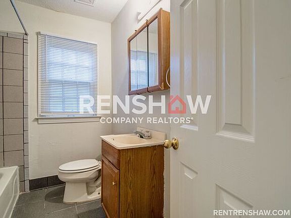 4th image of 1056 W Walthal Cir