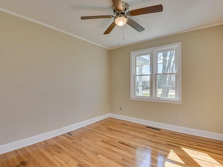 302 Burgess Dr — Photo 24