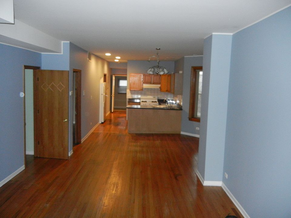 1st image of 3324 W Belle Plaine Ave #1
