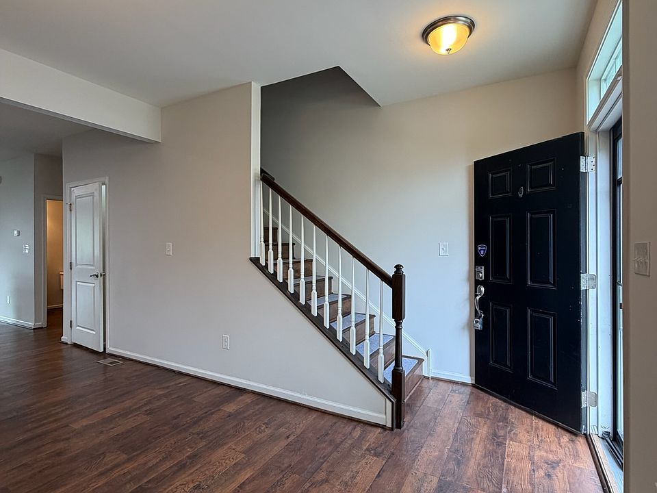 1st image of 122 E General Grey Ct