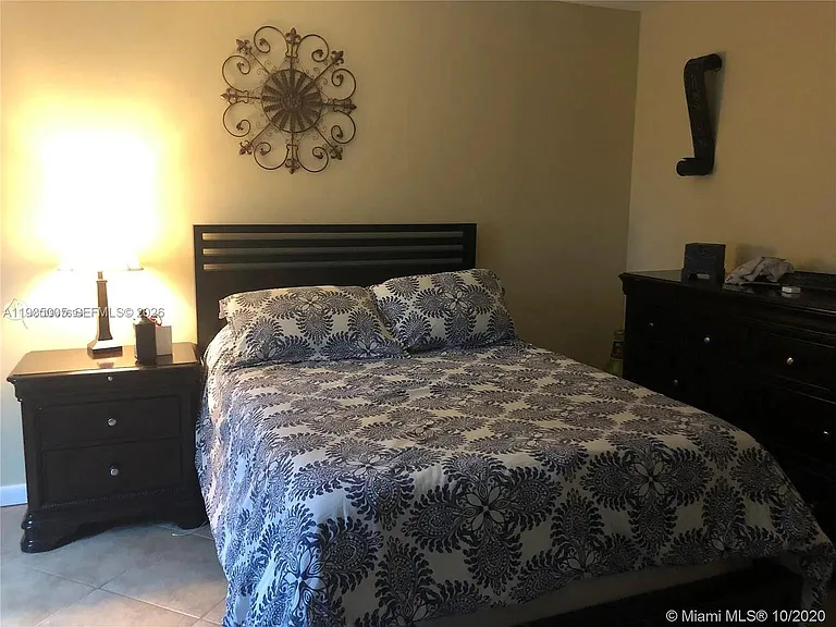 9440 SW 8th St #402 — Photo 3