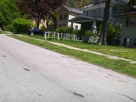 Exterior Neighborhood (street photo)