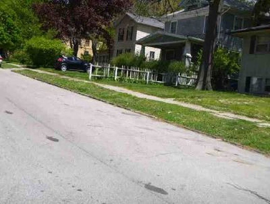 Exterior Neighborhood (street photo)
