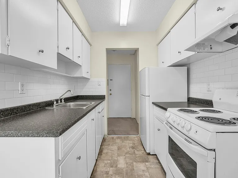 210 W 16th St — Photo 14