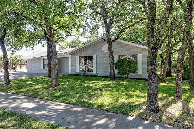 1st image of 161 Ravenswood Dr