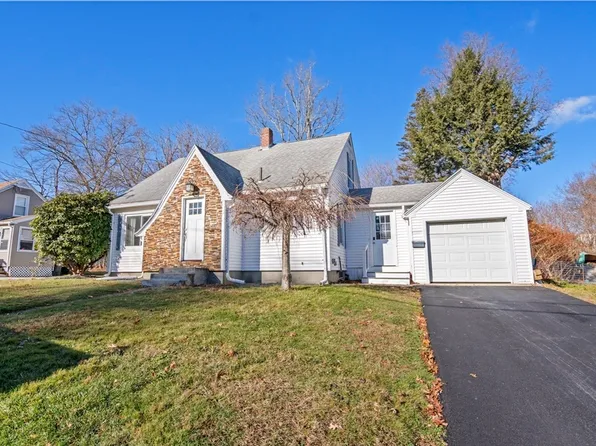 7 Lakeside Dr, Dudley, MA 01571