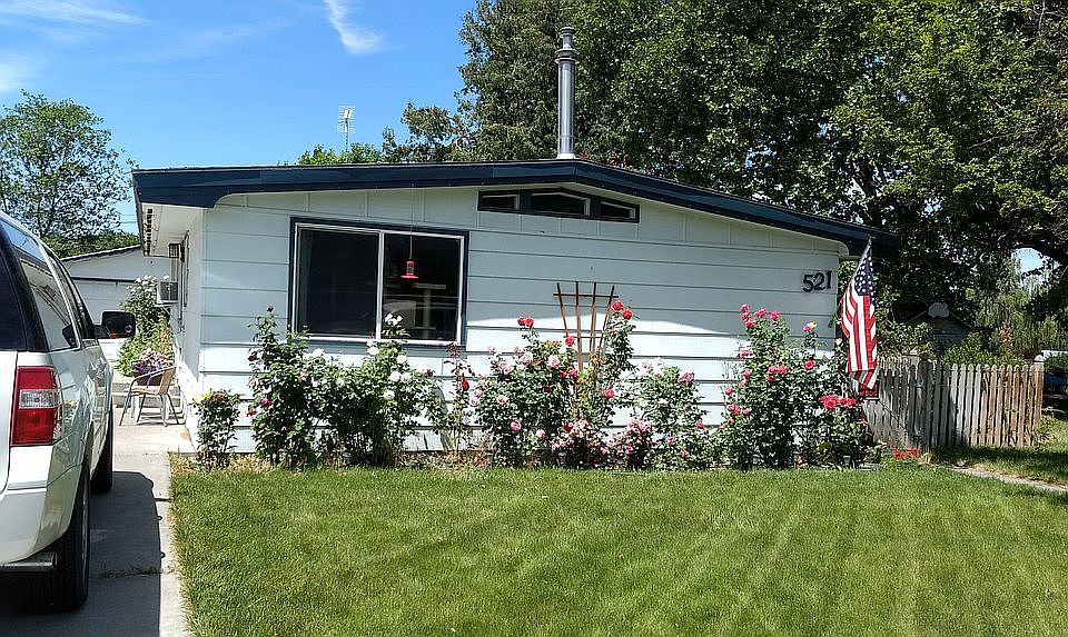 View from Driveway/Sidewalk