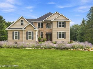 724 Silver Fox Ln, Stroudsburg, PA 18360