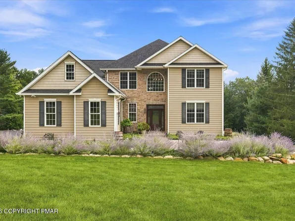 724 Silver Fox Ln, Stroudsburg, PA 18360