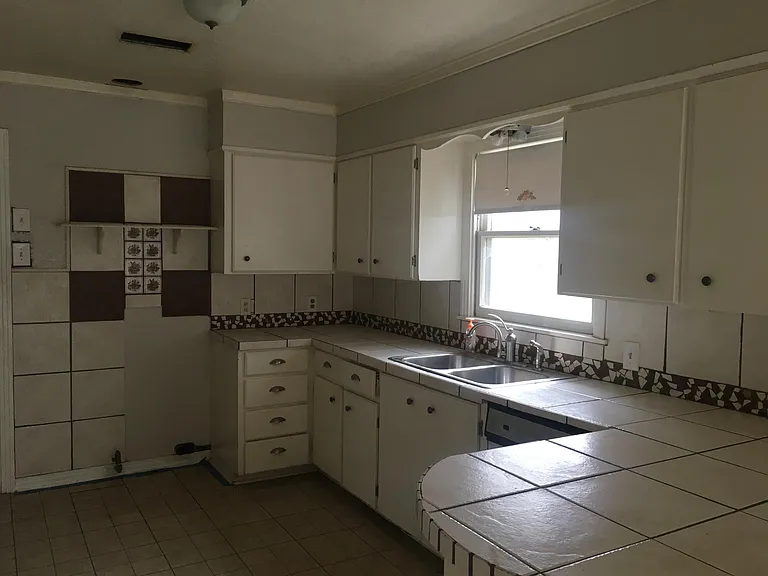 2317 College St — Photo 10
