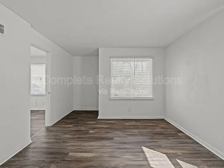 9823 Winkler Dr — Photo 17